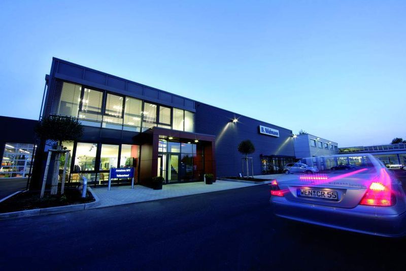 Nachtansicht des Standortes in Weiden, an dem sich Service (seit 2007) und Verkauf (seit 2003) von Mercedes-Benz-Fahrzeugen vereinen. (Archiv: Vogel Business Media)