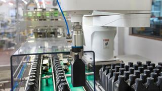 Auf der SPS 2025 in Nürnberg hat Schneider Electric gemeinsam mit Meurer eine neue Generation nachhaltiger Verpackungstrechnologie vorgestellt. (Bild: Schneider Electric)