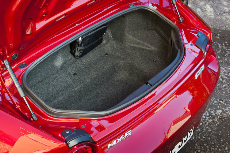 Der Kofferraum schluckt 130 Liter, beziehungsweise zwei Trolleys. (Foto: Mazda)