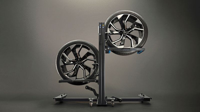  Schwere Kompletträder zu heben, geht auf den Rücken – gerade in der Hochsaison. Der Heni Radfex nimmt den Monteuren diese Last ab und arbeitet dabei nach einem simplen Prinzip: dem einer Waage. Das abzumontierende Rad wird auf die obere Gabel gerollt, das neue auf die untere. Ein leichter Handdruck genügt, und die Räder tauschen die Position. Rein mechanisch, ohne Strom, Akku oder Druckluft. Der Radfex eignet sich für Räder bis 23 Zoll und funktioniert stufenlos höhenverstellbar per manuellem Fußhebel. (Bild:   Heni)
