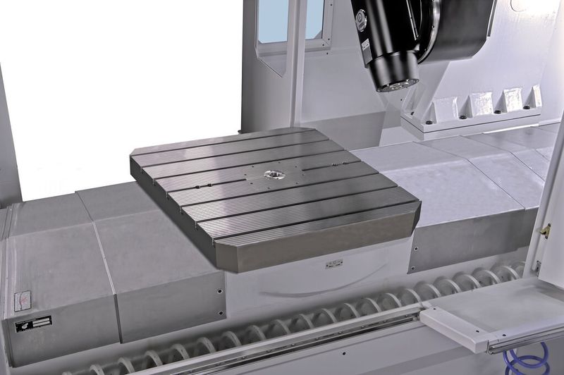 Das Modell Roller verfügt den drei Linearachsen verfügt über 2 stufenlose Rundachsen, die über Torque-Motoren angetrieben werden. (Bild: Parpas)