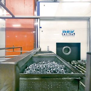 Pure Sauberkeit: Die Einzelteile für die Schrittmotoren nach dem Entfettungsprozess. (Bild:  Richard Geiss GmbH)