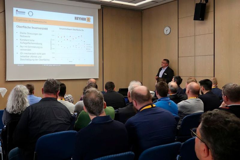 Bei der F. Reyher Nchfg. GmbH & Co. KG wurden Reibungszahluntersuchungen handelsüblicher Oberflächenbeschichtungen von Verbindungselementen vorgenommen. Thomas Wernitz präsentierte die Ergebnisse. (Bild: D. Quitter - VCG)
