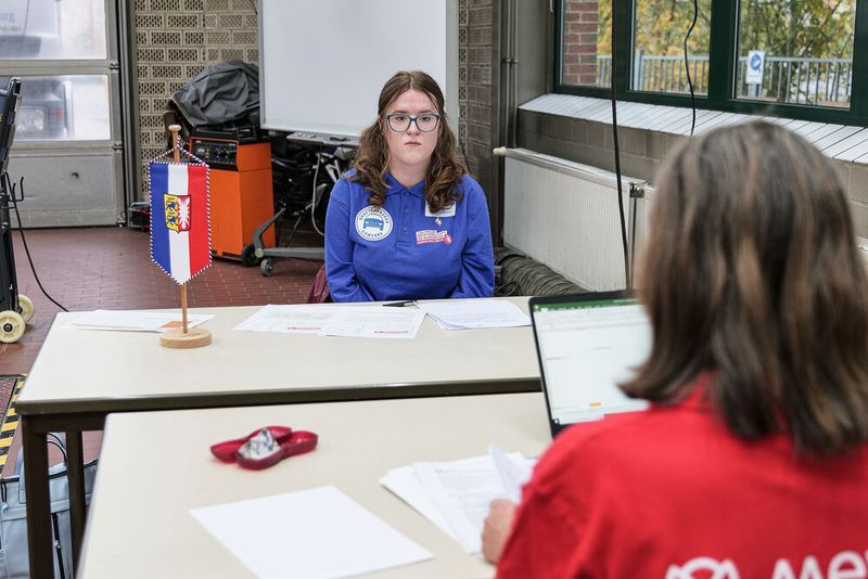 Alyssa Michelle Taubert aus Schleswig-Holstein bei der Aufgabe zur Gebrauchtwagenannahme. (Bild: Schmidt - VCG)