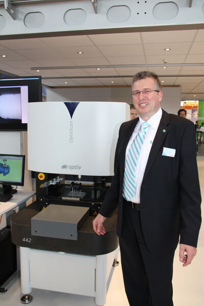 Uwe Haller, Spezialist für 3D-Messtechnik bei Hexagon Metrology, präsentiert Multisensor-Messgeräte aus der Reihe Optiv. Sie eignen sich beispielsweise für das Ausmessen von Implantaten. (Bild: Schäfer)