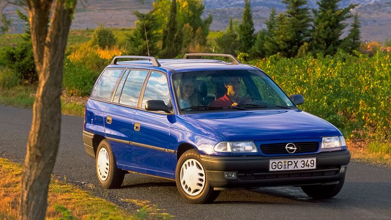 Ein dreitüriges Modell, wie es noch beim Vorgängermodell Kadett E vorhanden war, wurde aufgrund zu geringer Nachfrage vom Caravan nicht mehr produziert. Dafür gab es den Caravan ... (Bild: Opel GmbH)