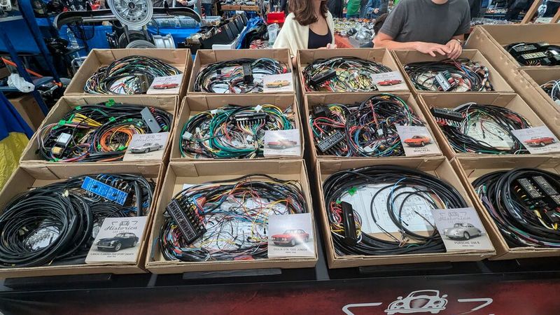 Findet man hierzulande auch nicht an jeder Ecke: Kabelbäume für Klassiker. (Bild: Dominsky )