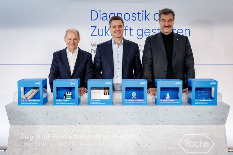 Grundsteinlegung: (v.l.n.r.) Olaf Scholz (Bundeskanzler), Dr. Thomas Schinecker (CEO der Roche-Gruppe), Dr. Markus Söder (Bayerischer Ministerpräsident) (Bild: Daniel Karmann/ Roche)