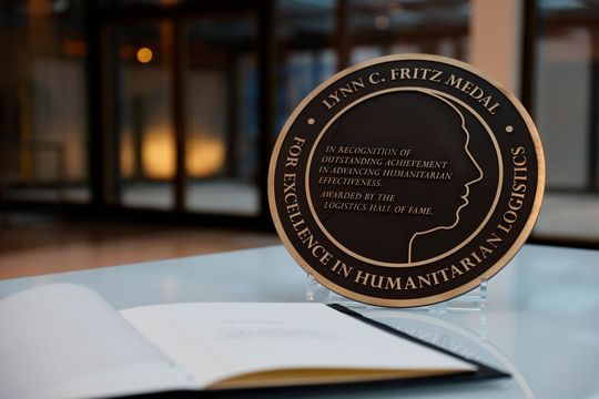 Begehrt: die Lynn C. Fritz Medal for Excellence in Humanitarian Logistics.(Bild:  LHOF)