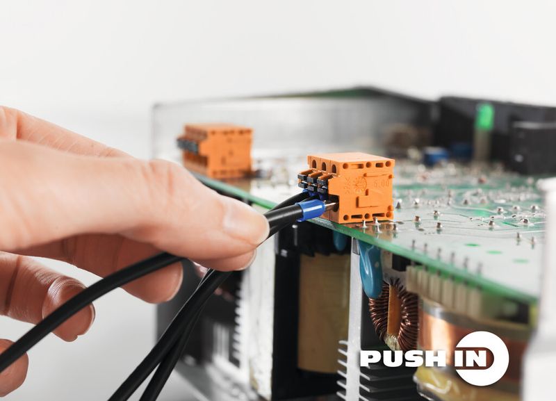 Push In-Anschluss bis 2,5 mm2: Schneller, zeitsparender und sicherer Leiteranschluss sorgt für eine zuverlässige Kontaktierung der Anschlussleitung. Leiter mit Aderendhülse und eindrähtige Leiter lassen sich direkt stecken. (Bild: Weidmüller)