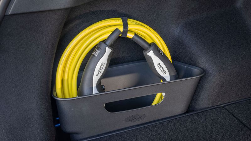 Praktisch: Das Ladekabel findet in einer kleinen Kiste links im Kofferraum Platz. (Bild: Stuart G W Price)