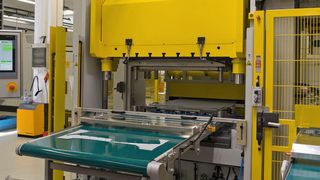 Rechts das Band mit den Gutteilen, links der Abfall: Die Pressenanlage von G+K kann flexibeln produzieren. (Bild: G+K Umformtechnik)