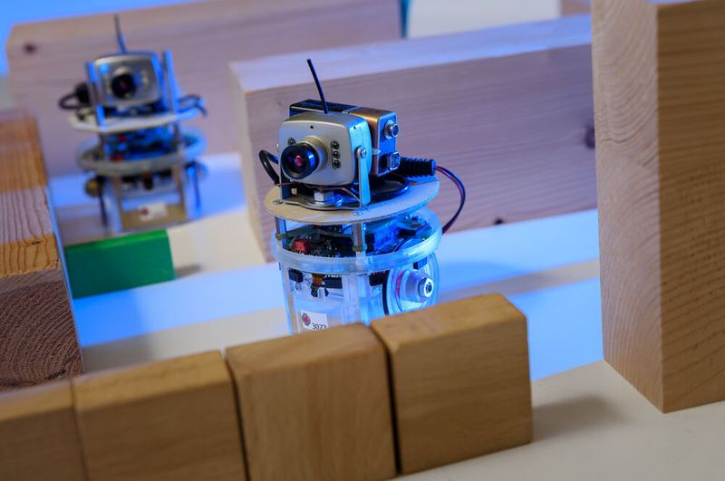 Welchen Weg soll der Roboter nehmen? Diese Entscheidung basiert auf zahllosen Rechenoperationen. (Roberto Schirdewahn)