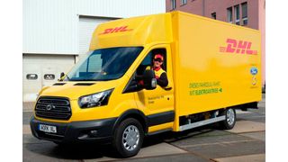 DHL schickt sich an, den Anteil an Elektrotransportern bis 2023 noch weiter zu erhöhen. Mindest 60 Prozen sollen es bis dahin sein. Damit ist der Logistikdienstleister mit Abstand derjenige, der anteilig die wenigsten Verbrenner zum Pakettransport auf die Straße schickt. (Bild: DHL)