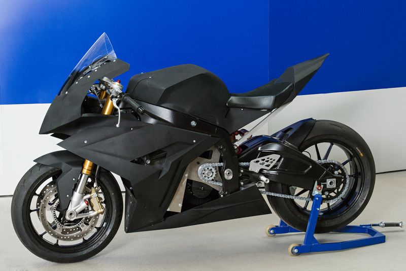 Ein Dreivierteljahr Tüftelei und harte Arbeit steckt in dem Elektrobike T0RR. Auf der Abschlussveranstaltung des Programms Global Drive am Lehrstuhl für Fahrzeugtechnik stellte das Team den Prototypen vor. (Bild: Uli Benz / TU München)