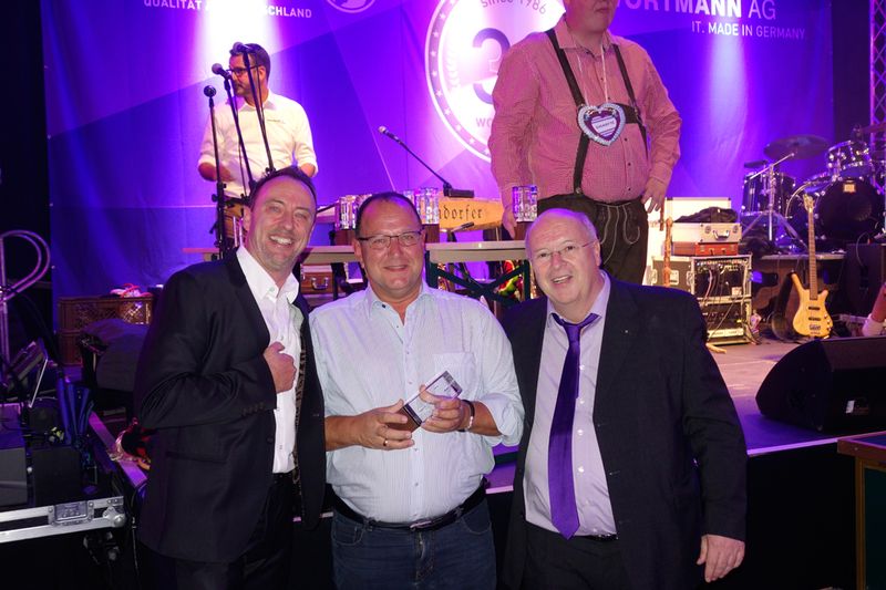 Lothar Brüster, LG, nahm den Preis entgegen. (Bild: IT-BUSINESS)