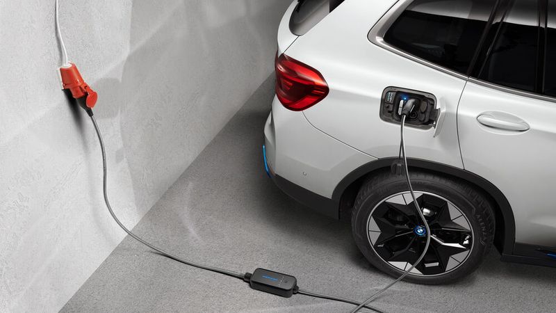 Elektro-Dienstwagen bleiben durch die geringere Besteuerung attraktiv, nun steigt auch die Preisgrenze deutlich.(Bild:  BMW/Stephan Reeh)