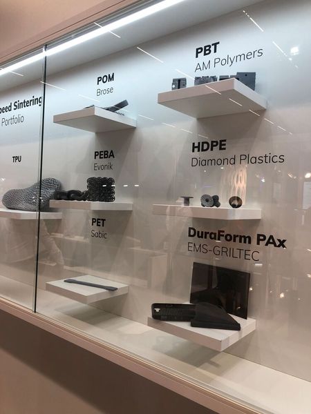 Unterschieldiche Materialien lassen sich mit der HSS-Technologie additiv fertigen. Mit dem VX1000 HSS zeigte Voxeljet einen Polymer-3D-Drucker mit einem Bauraum von 1000 x 540 x 180 mm (für den Werkstoff Polyamid 12/Nylon). Damit verfügt die Anlage über ein deutlich größeres Bauvolumen als vergleichbare LPBF-Anlagen.  (Bild: VCG/Juliana Pfeiffer)