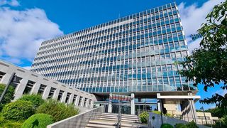 Eine Beschleunigung des i-Kfz-Systems und eine Kosteneinsparung soll die Einführung eines zentralen Zulassungsportals beim Kraftfahrt-Bundesamt (KBA) in Flensburg bringen. (Bild: KBA)