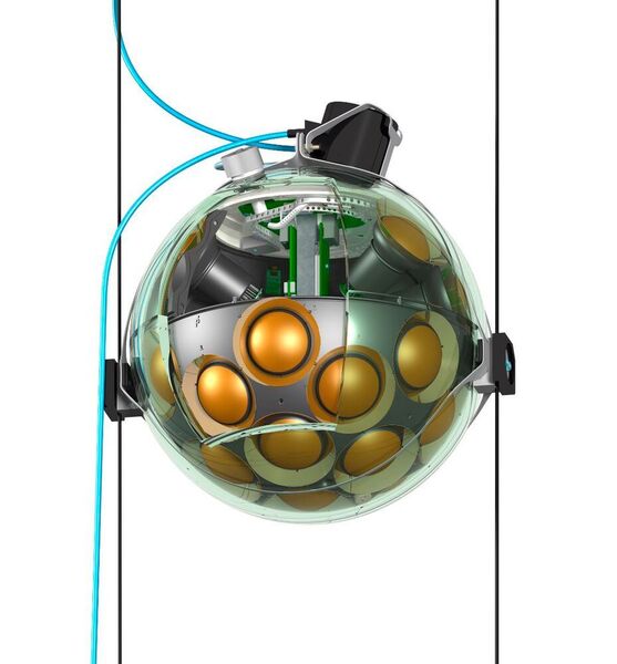 Die digitalen optischen Module (DOMs) sind fußballgroße Glaskugeln, die mit 31 Photoröhren gefüllt sind. (Weerg)