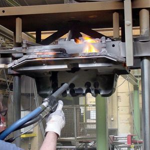 Efficient online cleaning of a hot ingot mould.