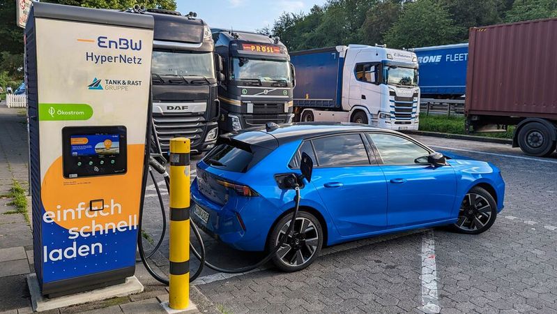 Manche Elektroautos verzichten auf eine aktive Kühlung des Batteriepakets, das sich dadurch nicht so schnell laden lässt.(Bild:  Rosenow – VCG)