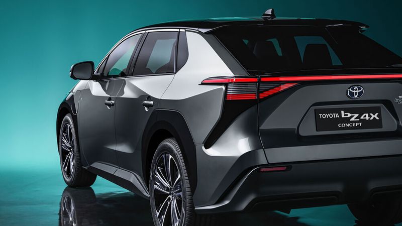 Der Elektro-SUV soll durch den im Unterboden montierten 71,4-kWh-Akku bis zu 450 Kilometer weit kommen. (Bild: Toyota)