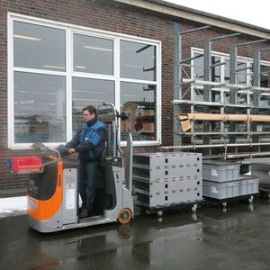 Zur effizienten Verknüpfung der Fertigungsbereiche sowie zur Verbindung der Fertigung mit der Montage setzt Wiesheu Wolfen seit Oktober 2009 den Multifunktionsschlepper Still Kanvan 05 ein. Bild: Still