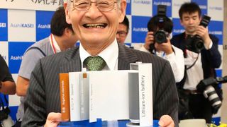 Der japanische Wissenschaftler Akira Yoshino hält auf einer Pressekonferenz ein Model einer Lithium-Ionen-Batterie in den Händen, nachdem er zum Nobelpreisträger für Chemie 2019 ernannt wurde.  (Koji Sasahara/AP/dpa)