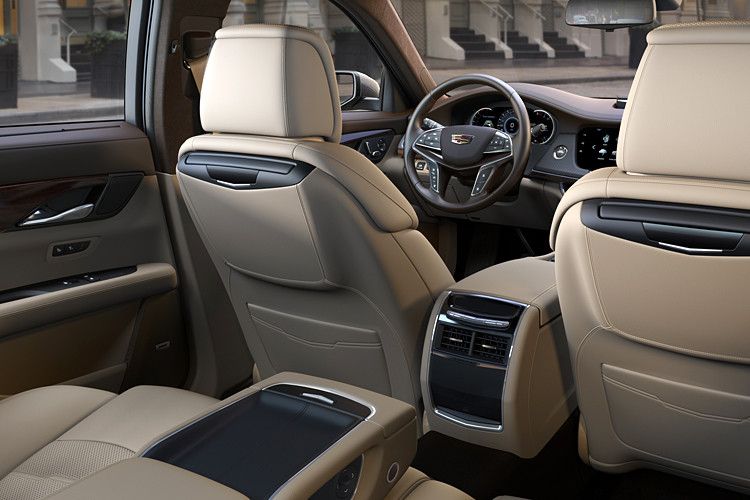 ... wie für das Interieur, das mit innovativen Elementen wie einer induktiven Ladeschale für das Telefon und ausfahrbaren Bildschirmen an der Vordersitzlehne überrascht. (Foto: Cadillac)