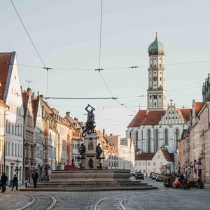 Das Hotel „Maximilian’s“ liegt in der Augsburger Maximilianstraße. Hier der Blick auf den Herkulesbrunnen mit der Stadtpfarrkirche St. Ulrich und Afra im Hintergrund.(Bild:  Manuel Emme Fotografie)