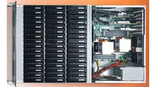 Einblick in den Top-Loader BigFoot XXLarge mit 576 TByte Kapazität in 4 Höheneinheiten. (Rausch Netzwerktechnik)