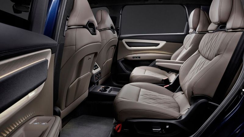 Als Sechssitzer bietet der Q9 Chauffeurskomfort zumindest für die Passagiere in der zweiten Reihe. (Bild: Audi)