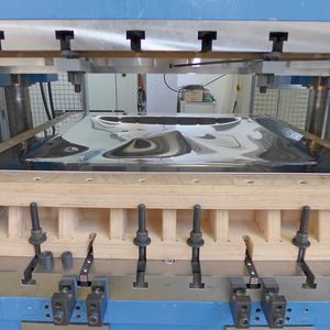 Bild 1: Freiformflächen in dreidimensionalen Fassadenelementen für die moderne Fassadengestaltung erfordern Werkzeuge mit großen Abmessungen, die zudem sehr variabel sein müssen.