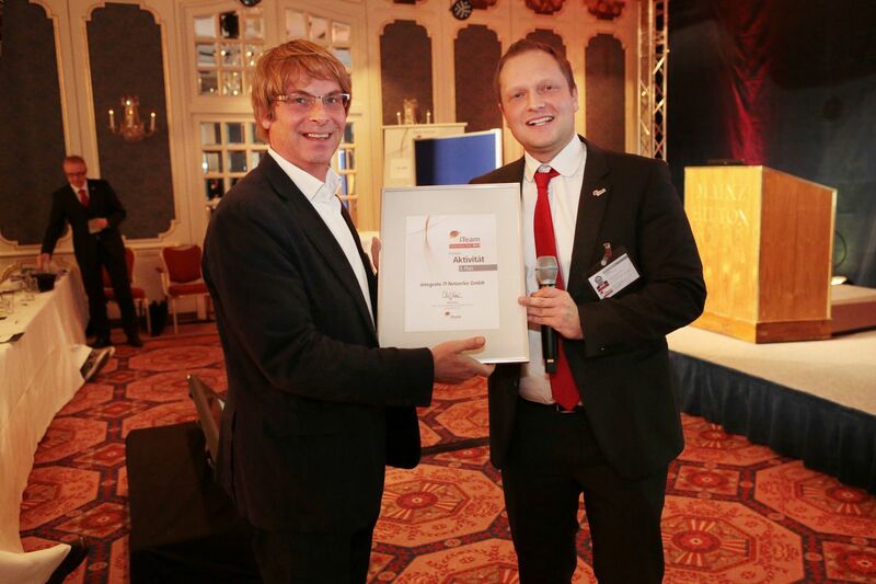 Den Award für den dritten Platz in der Kategorie „Aktivster Partner“ erhielt Joachim Hohl (links) von Integrate IT-Netzwerke.  (iTeam)