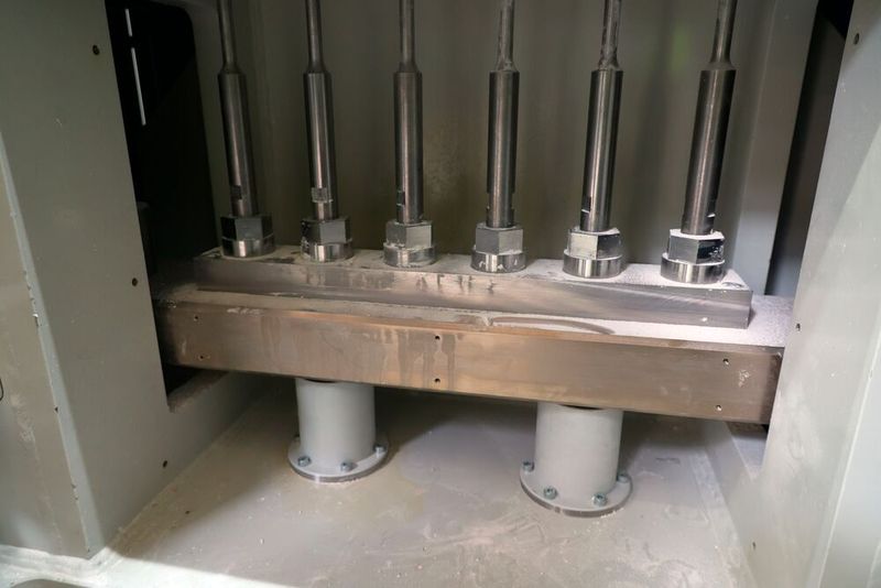 Auch die unterstützenden Funktionen im Produktionsprozess wie hier die Auswerfer für die Grünlinge werden von Zylindern des Herstellers AHP Merkle angetrieben. Ein Qualitätskonzept aus einem Guss.   (Bild: Maschinenmarkt/rw)