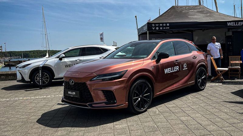 Weller hat in Kiel an diversen Standorten Fahrzeuge platziert und wirbt mit Fahnen und Bannern für seine Eigenmarke. (Bild: Weller)