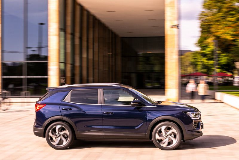 Auffallend ist die untere Fensterlinie, die zur C-Säule hin ansteigt, das macht die hinteren Fenster zwar kleiner, sieht aber flott aus. (Ssangyong)