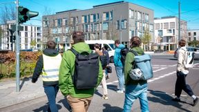 Im Projekt LTSA+ wurde die Ampelsteuerung so angepasst, dass sie auch Menschen zu Fuß automatisch erkennt. (Bild: DLR)