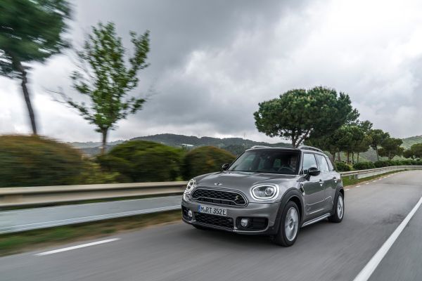 Der MINI Cooper S E Countryman ALL4 ist der erste Mini, bei dem ein Plug-in-Hybrid-Antrieb die Möglichkeit zu rein elektrischer und damit lokal emissionsfreier Mobilität eröffnet. (Mini)