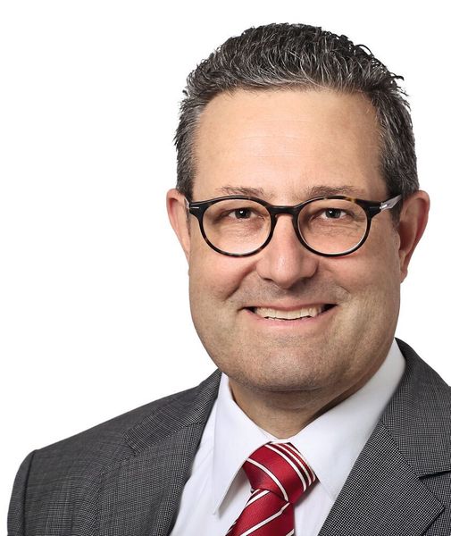 Ebenfalls mit Wirkung zum 1. Januar 2020 hat Philip Scott die Position als Director Global Quality übernommen. Scott verfügt über mehr als 20 Jahre Erfahrung in der Automobilbranche weltweit. Er war in China, Europa, Indien, Nordamerika und Südamerika tätig. Zuletzt war der 56-Jährige Global Quality Director Electric Power Steering bei ZF in Düsseldorf. Scott wird dafür verantwortlich sein, das Qualitätsmanagement bei Kiekert weiterzuentwickeln.  (Kiekert)