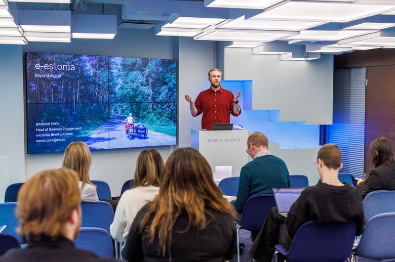 Weiter ging es im Konferenzraum: Rannar Park ist Head of Business Engagement und trat zuvor schon im Zukunftskongress 2025 in Berlin bei einer internationalen Diskussionsrunde auf die Bühne. Im e-Estonia Briefing Centre betonte er die Bedeutung des Vertrauens der Bürgerinnen und Bürger für den digitalen Fortschritt: „Why do people trust government? Government earned this trust through honesty and transparency.“ Estlands Digitalisierungsgeschichte baut demnach auf Prinzipien wie Offenheit und transparente Kommunikation auf und gilt laut Park als internationales Erfolgsmodell. (Bild: © Raul Mee)