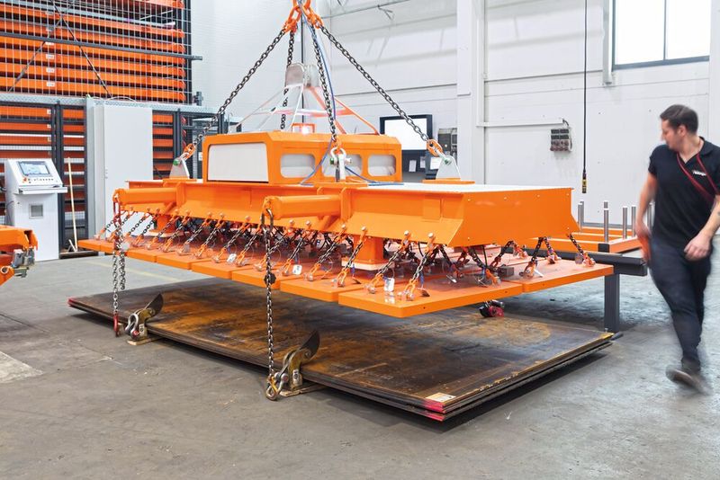 Thanks to the special equipment with transport hooks, chains and positive-locking stop claws, the magnetic lifting beam can lift sheet metal packages weighing up to five tons. (Image:Schunk)