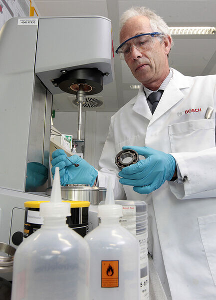 „In Generatoren und Elektromotoren entstehen mit zunehmender Spannung stärkere elektrische Wechselfelder als bisher“, erklärt Dr. Gerd Dornhöfer von Bosch. Daher kann es beispielsweise in den Kugellagern von Motoren oder Generatoren zu elektrischen Entladungen kommen. Funken springen über und lassen winzige Bereiche des Metalls schmelzen. (Bild: Bosch)