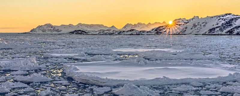 Der Klimawandel verlängert unsere Tage derzeit um 1,33 Millisekunden pro Jahrhundert. Grund dafür ist vor allem die Umverteilung der Masse zwischen Kontinenten und Ozeanen durch das Schmelzen der polaren Eisschilde und der Gebirgsgletscher. Durch das Ansteigen der Meeresspiegel wird die Erdrotation verlangsamt.(Bild:  Arctic Sunset /Markus Trienke / CC BY-SA 3.0)
