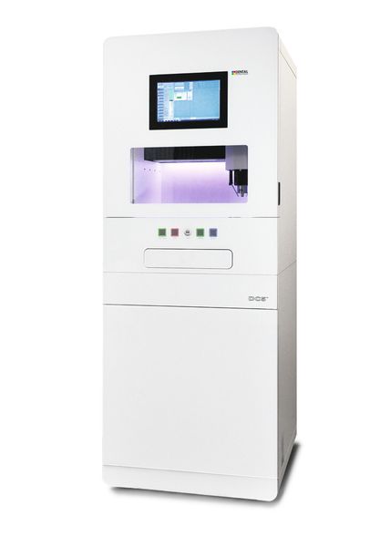 Bild 1: Diese servogetriebene 5-Achs-Dentalfräsmaschine zur Simultanbearbeitung erzielt eine Bearbeitungsgenauigkeit von 5 bis 10 µm. (Bild: Eckelmann)