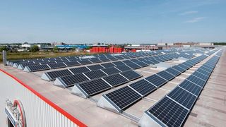 Und es geht doch: Der Stahlrohrspezialist Schierle produziert seinen Strom selbst mit einer Photovoltaikanlage auf dem Dach.  (Bild: Schierle)