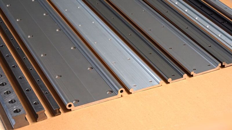 Was man hier sieht, sind typische Linearführungen mit Bohrungen. Kasto hat nun etwas entwickelt, das per Kamera das Bohrbild erkennen kann. Nun gelinge der prozesssichere Zuschnitt dieser Halbzeuge ohne große manuelle Messungen und Eingriffe. (Bild: Kasto)