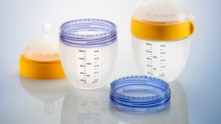 Der umspritzte Ring im Silikonkörper der neuen Babyflasche von Comotomo besteht aus dem BASF-Polyphenylsulfon Ultrason P 2010, eingefärbt mit einem spezifischen Blau aus dem Colorant Chromatics-Sortiment von Avient. (Bild: BASF)