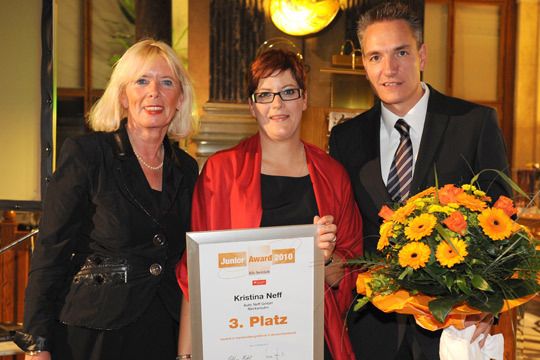 Kristina Neff (Mitte), Serviceleiterin von Auto-Neff in Heilbronn, war die Drittplatzierte beim Junior Award 2010. An ihrer Seite: Marion Johl, Santander Consumer Bank, und Wolfgang Michel, »kfz-betrieb«. (Archiv: Vogel Business Media)